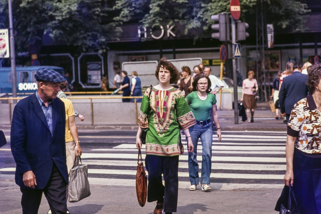 Jalankulkijoita ylittämässä suojatietä Mannerheimintiellä, taustalla tavaratalo Sokos.