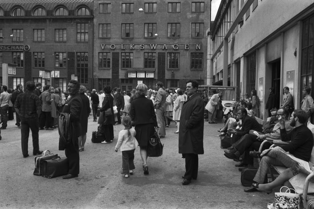 Helsingin rautatieasema. Ihmisiä odottamassa junia asemalaiturilla rautatieasemalla.