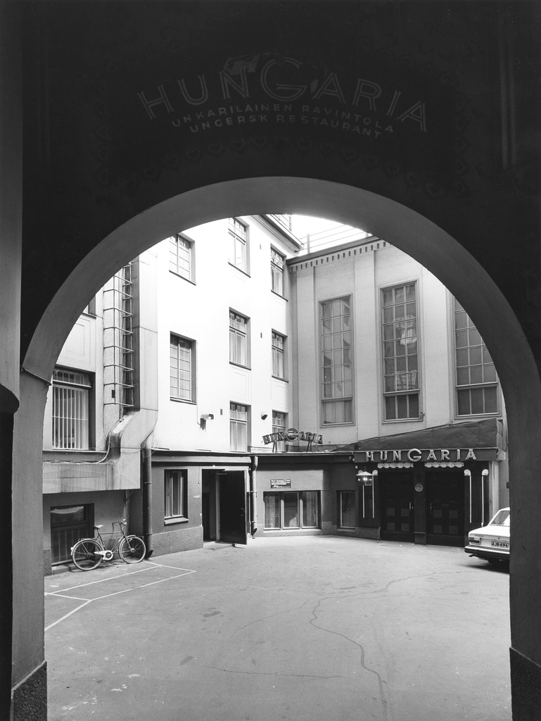 Mannerheimintie 5, porttikäytävä. Ravintola Hungarian porttikäytävä.
