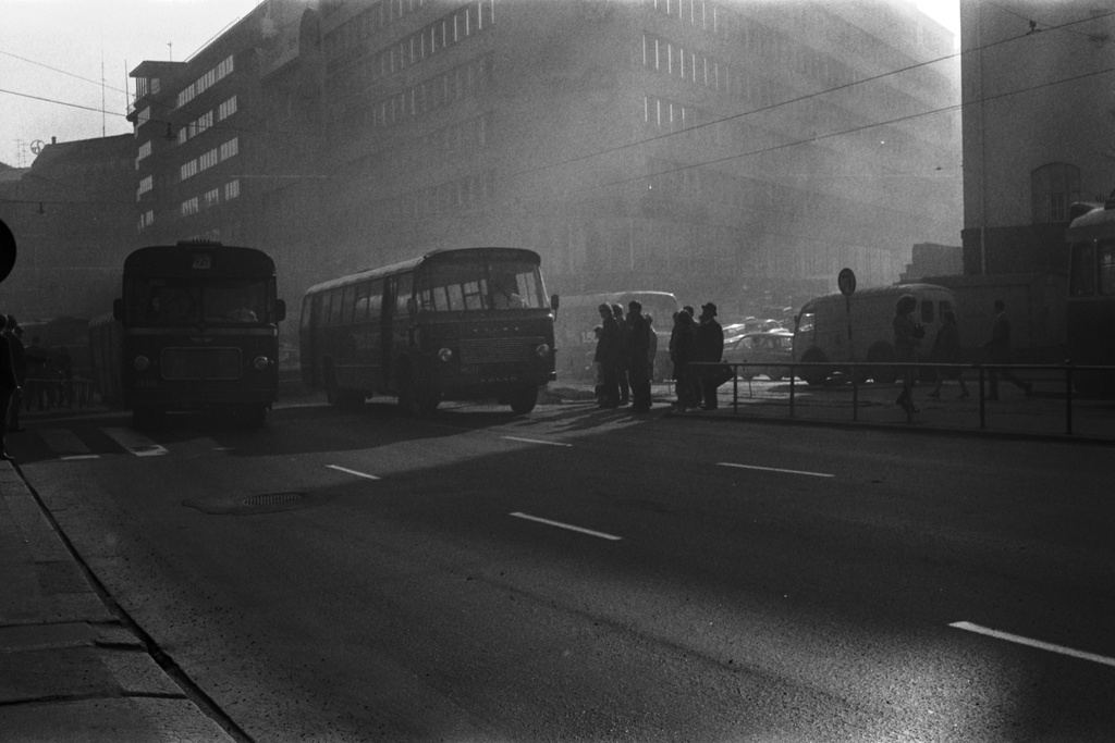 Kaisaniemenkatu 10. Liikennettä iltapäivän ruuhka-aikaan utuisella Kaisaniemenkadulla Puutarhakadun kohdalla.
