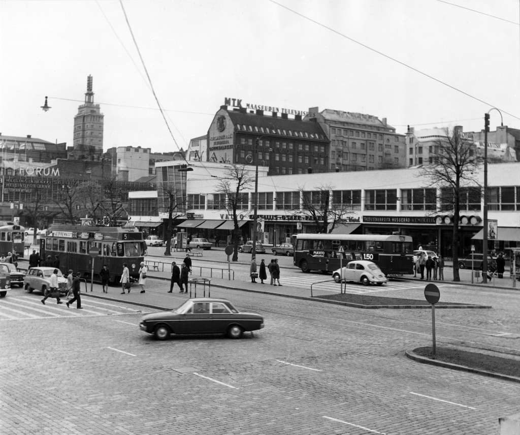 Liikennettä Mannerheimintiellä Lasipalatsin edustalla.