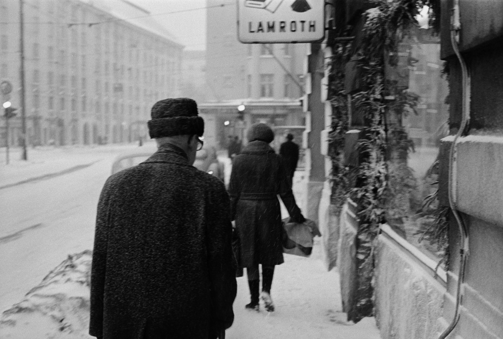 Ensilumi Töölössä vuonna 1973. Jalankulkijoita Runeberginkadulla. Näkymä risteykseen, jossa poikittain kulkee Museokatu ja Runeberginkatu pohjoiseen, Taka-Töölön suuntaan.