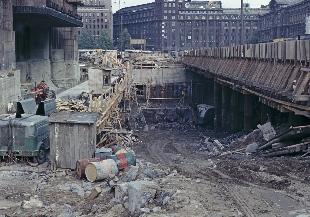 Työmaa Kaivokadulla, jalankulkutunnelia rakennetaan. Vasemmalla Helsingin päärautatieasema, taustalla Mikonkatu 13, 15, oikealla Ateneum.