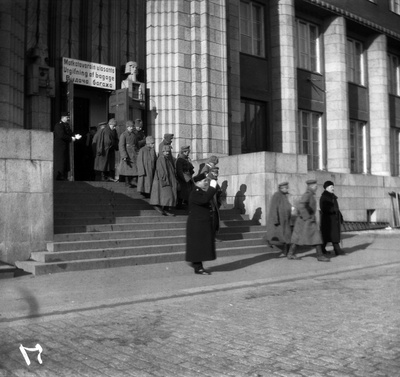 Ensimmäinen maailmansota. Haavoittuneita venäläisiä sotilaita Helsingin rautatieasemalla.  similar photo