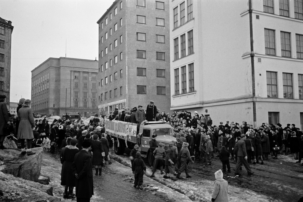 Kallion yhteiskoulun abiturientit Porthaninkadulla lähdössä penkinpainajaisajelulle.