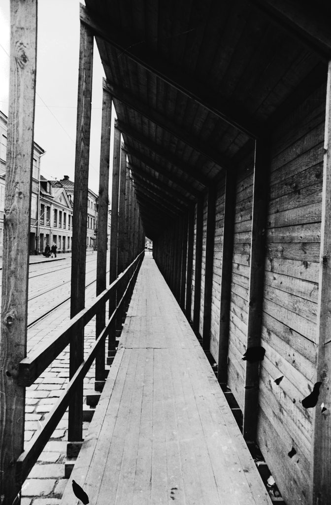 Kruununhaka, Aleksanterinkatu 3. Laudoista rakennettu jalankulkukäytävä remontissa olevan Valtioneuvoston linnan Aleksanterinkadun puoleisen päädyn kohdalla.