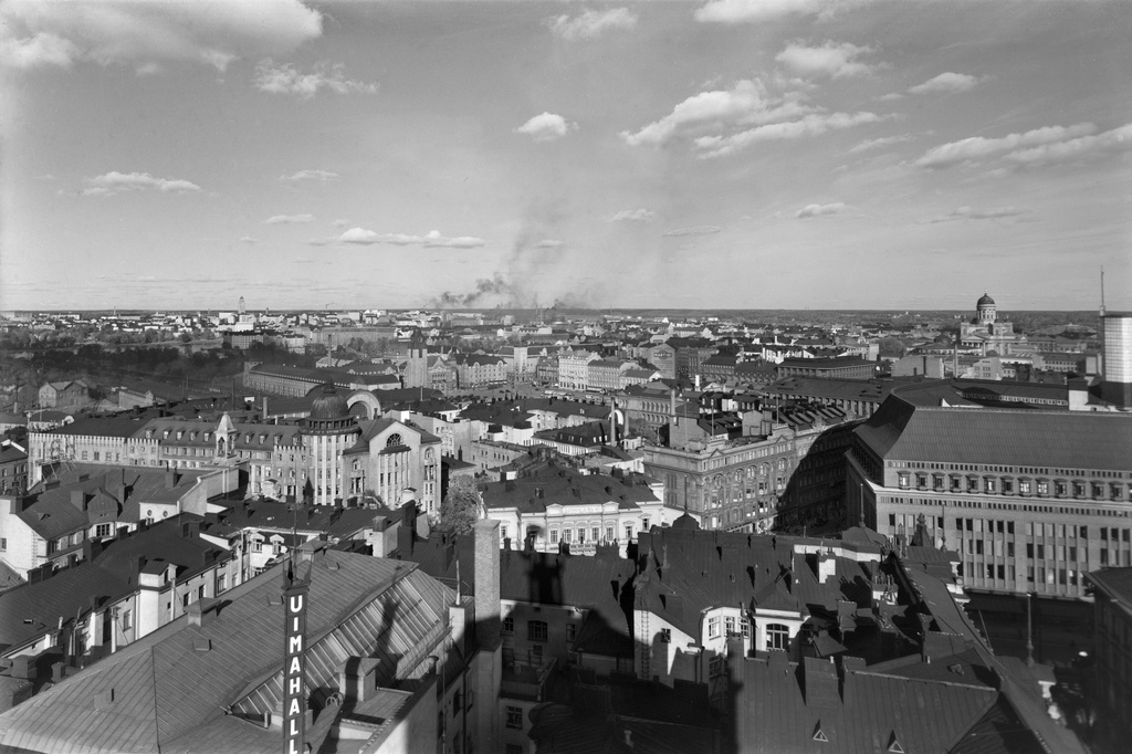 Näköala Hotelli Tornista koilliseen. Etualalla Uusi ja Vanha ylioppilastalo. Taustalla Rautatientori.