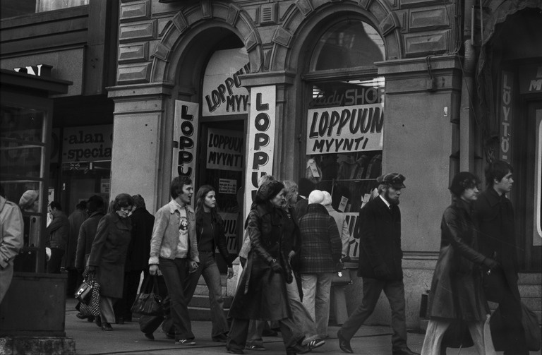 Mannerheimintie 16. Ihmisiä kävelemässä Mannerheimintiellä Lady Shop -asusteliikkeen edessä, jossa loppuunmyynti.