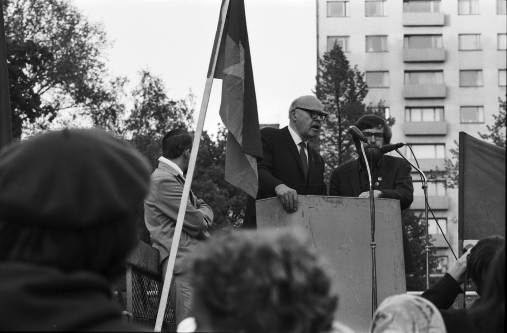 Kaisaniemenpuisto. Vietnamin sodan vastainen mielenosoitus Kaisaniemenpuistossa.