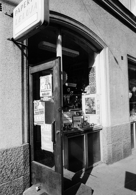 Punavuori, Albertinkatu 18, Osto- ja myyntiliike.  duplicate photo