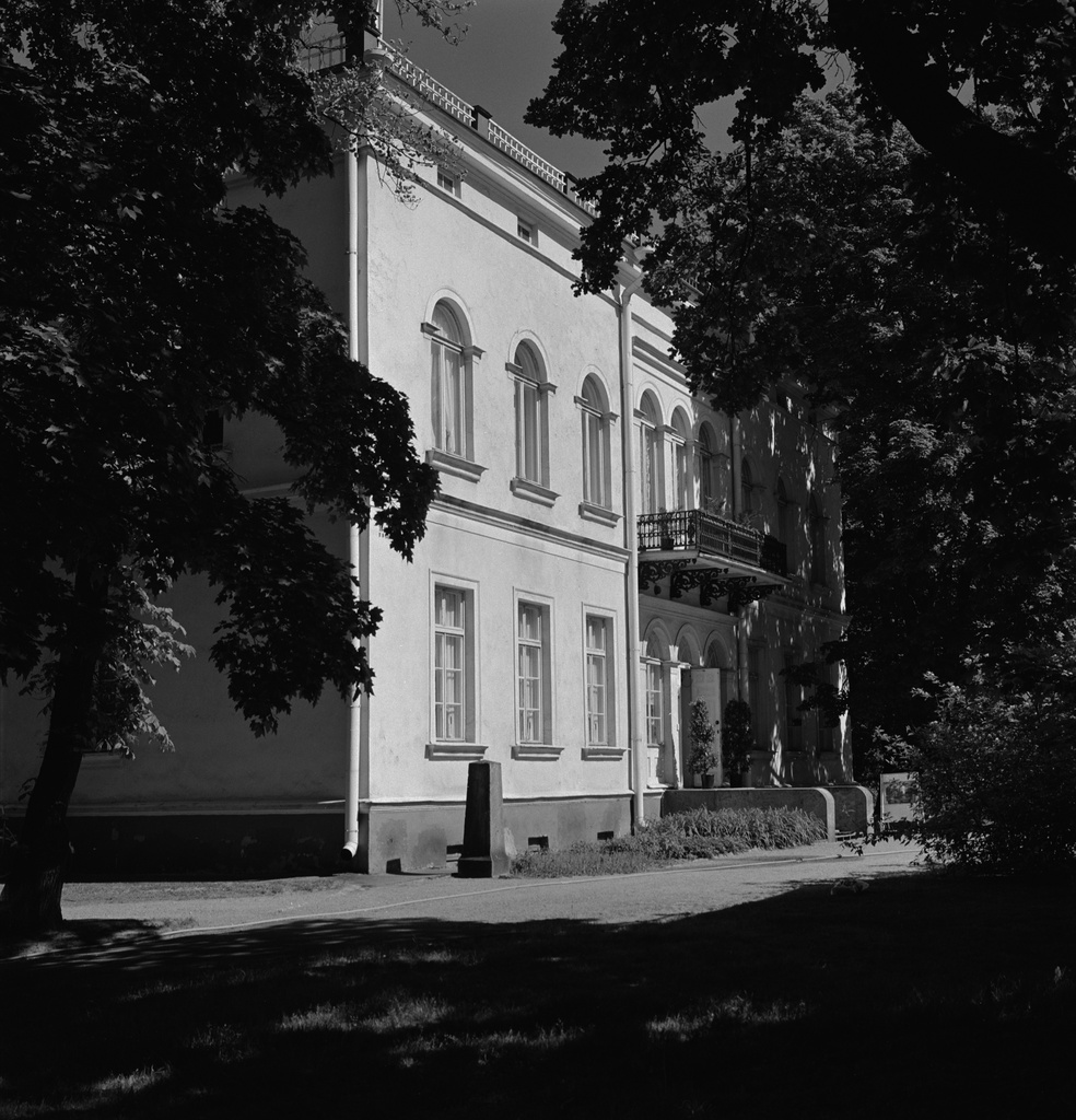 Hakasalmen huvila, Karamzininkatu 2 (=Karamzininranta ). Helsingin kaupunginmuseo. Arkkitehti E. B. Lohrmann, valmisrunut 1843.