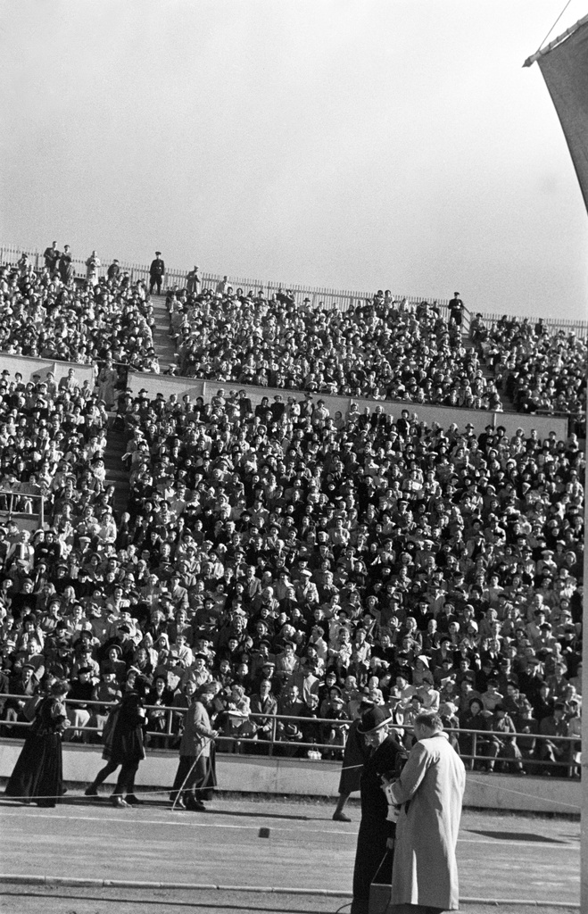 Olympiastadion. Helsingin 400-vuotisjuhlat. Helsingin historiaa esittelevä kulkue saapuu stadionille.