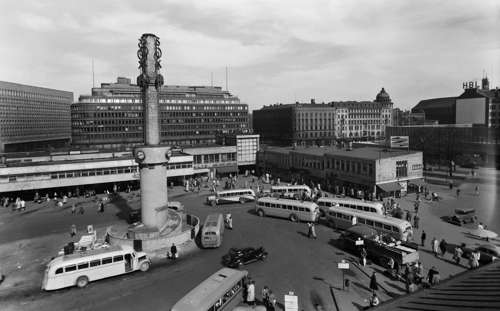 Linja-autoasema Lasipalatsin sisäpihalla, Mannerheimintie 22-24. Takana keskellä Sokoksen tavaratalo, sen vas. puolella Postitalo.