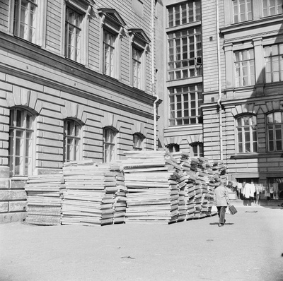 Helsingin olympialaiset 1952.  Olympialaisten yhteismajoitukseen toimitettuja sänkyjä Svenska Normallyceumin pihassa, Fabianinkatu 1.  similar photo