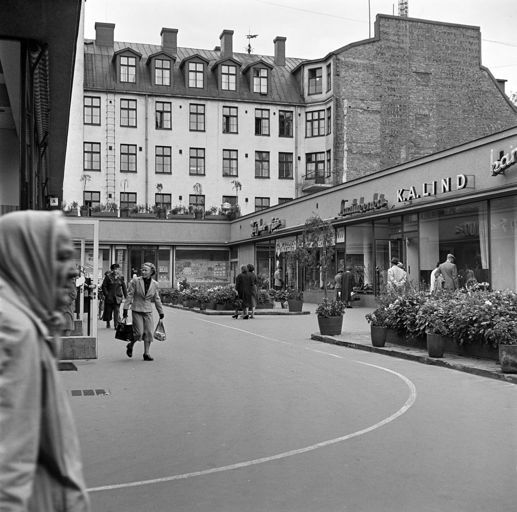 Forumin liiketalo, Mannerheimintie 20. Valmistui 1952 Mannerheimintien ja Simonkadun kulmaan. Sen liikkeet ovat sisäpihan ympärillä. (Rakennus purettiin vuonna 1983 uuden, samannimisen liikerakennuksen, kauppakeskuksen tieltä.)