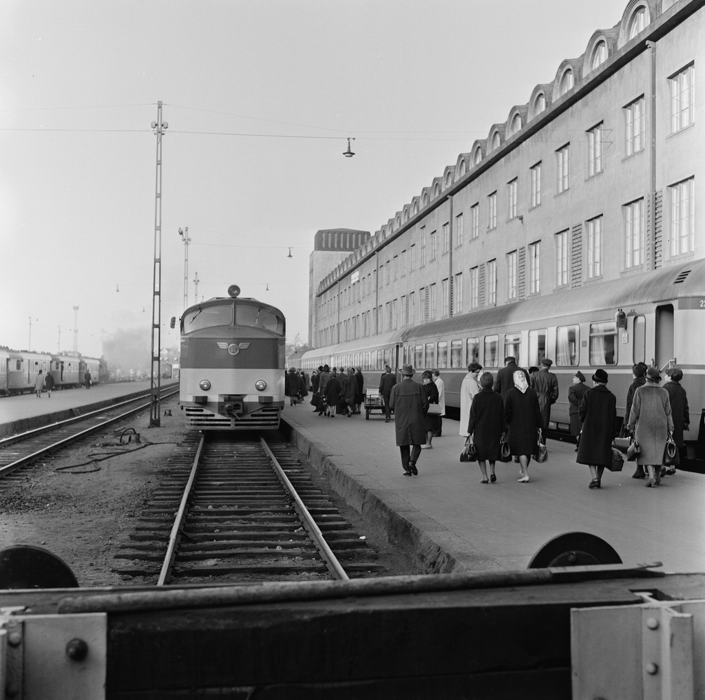 Dm 8 -sarjan kiitojuna saapumassa Helsingin Rautatieasemalle.