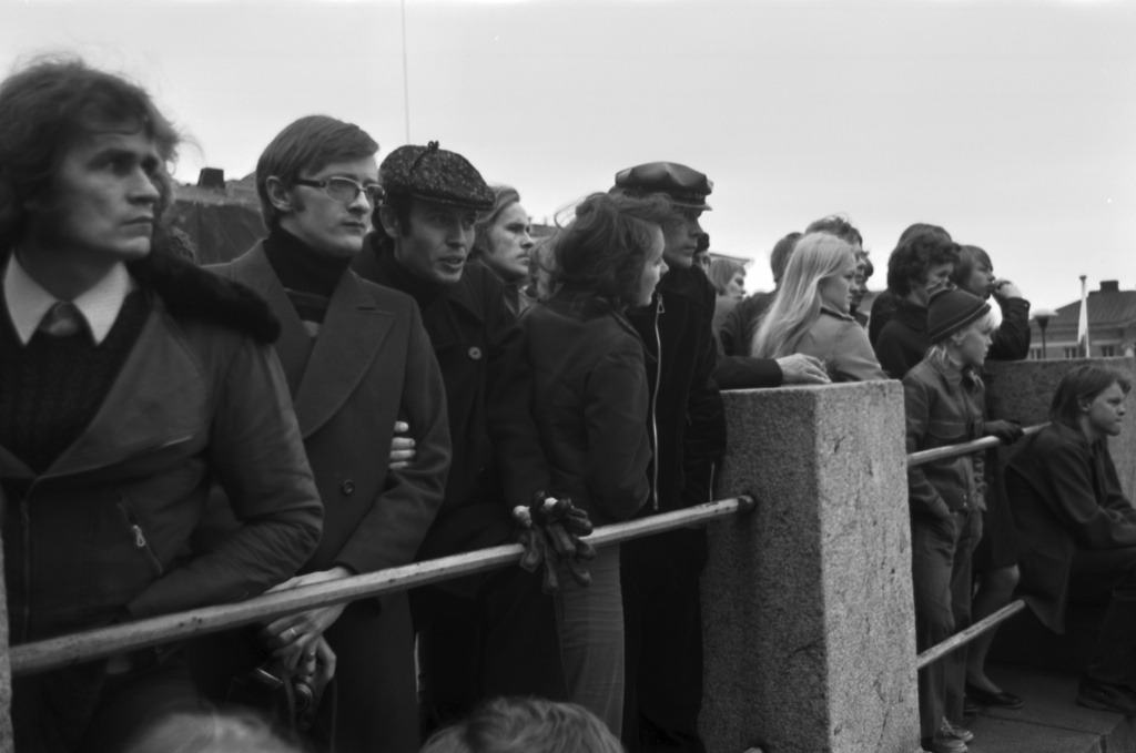 Hallituskatu 7. Ihmisiä Tuomiokirkon tasanteella työväen vappujuhlan aikana 1.5.1972.