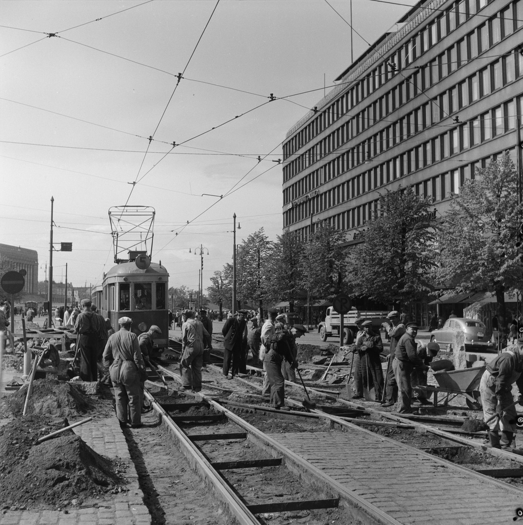 Raitiotiekiskoja korjataan Mannerheimintien ja Kaivokadun risteyksessä. Oikealla Mannerheimintie 9, Sokos.