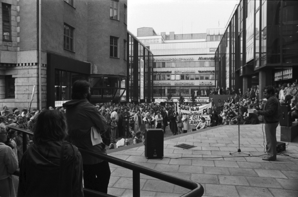 Mannerheimintie 3, 5. Ihmisiä palestiinalaisten oikeuksia puolustavassa, PLO:n tunnustamista vaativassa mielenosoituksessa Kaivopihalla. Taustalla Kaivokatu 10:n pihan puolta.