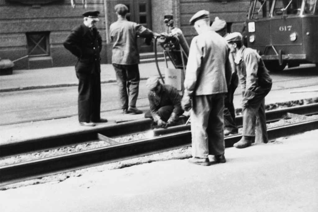 Raitiotien kiskojen muutostöitä Arkadiankadulla.