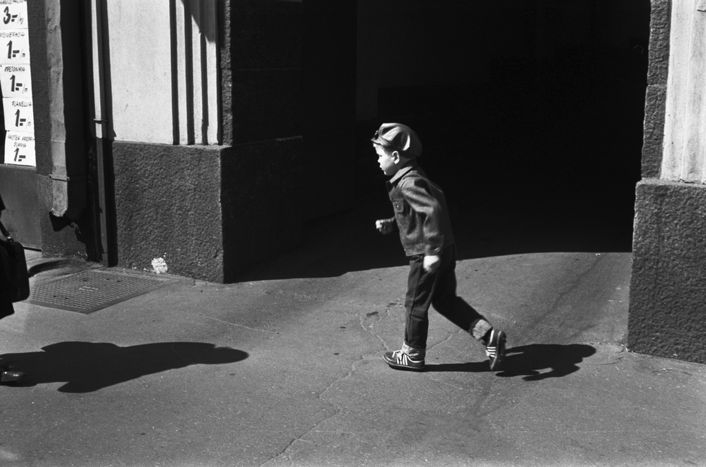 Hämeentie 6. Jalkakäytävällä juokseva poika Hämeentie 6:n porttikongin kohdalla.