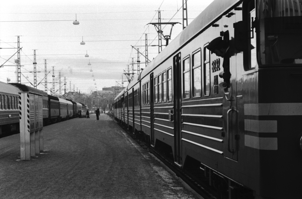 Helsingin rautatieasema. Sähköjuna Sm1 alkuperäisessä asussaan Helsingin rautatieasemalla. Kuljettaja/konduktööri kurkistaa K-junan matkatavaraosaston oven ikkunasta. Näkymä pohjoiseen Linnanmäen suuntaan.