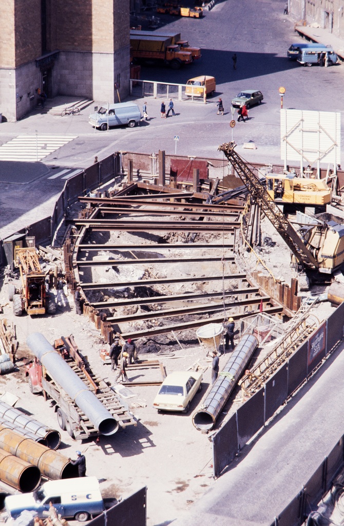 Näkymä Asema-aukiolle lähellä Helsingin päärautatieasemaa. Helsingin metron huoltotunnelin rakentamista Kaivokadun metroaseman rakennustyömaalla.