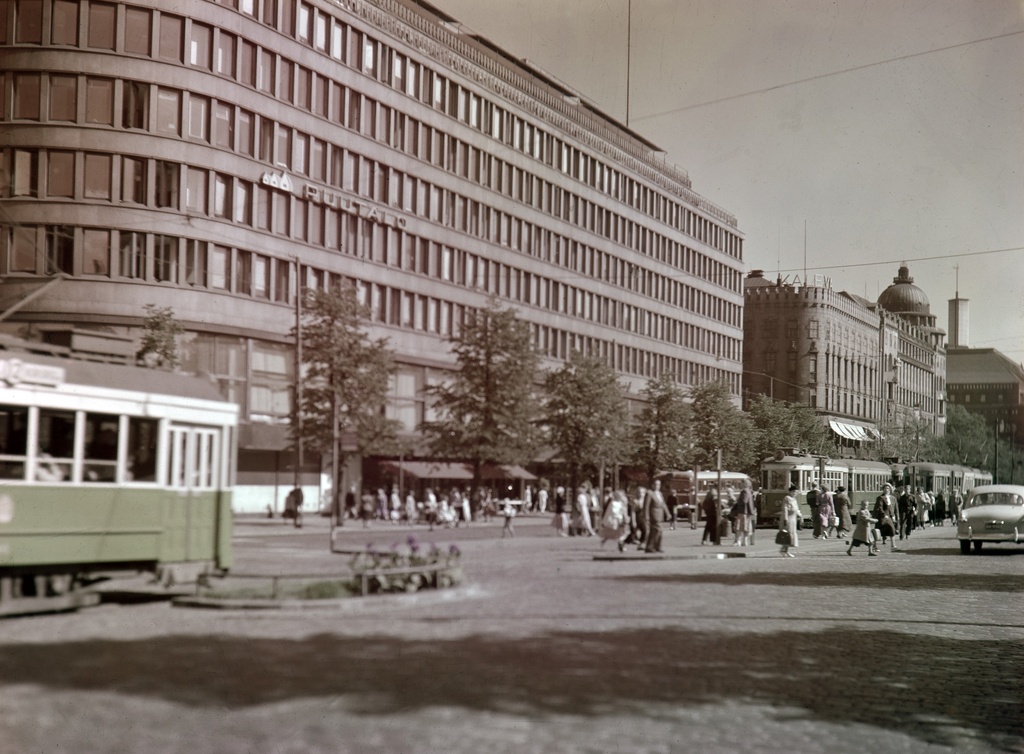 .Mannerheimintie 9, Sokoksen tavaratalo, 7, 5 ja 3. Raitiovaunupysäkki.  Sokoksen tavaratalo avattiin 1952.