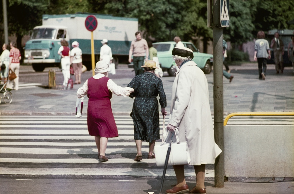 Jalankulkijoita suojatiellä ylittämässä Mannerheimintietä tavaratalo Sokoksen kohdalla postitalon puoleisessa päässä.