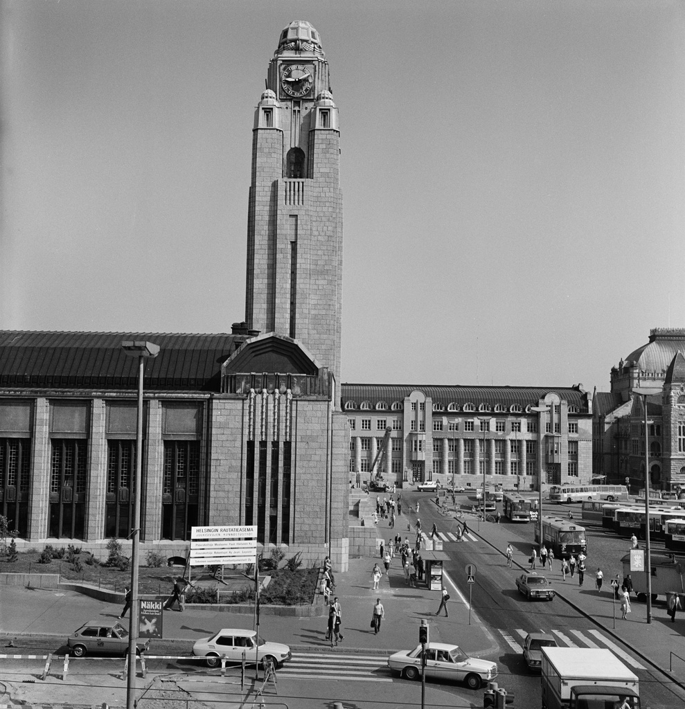 Helsingin rautatieasema. Oikealla Rautatientori.
