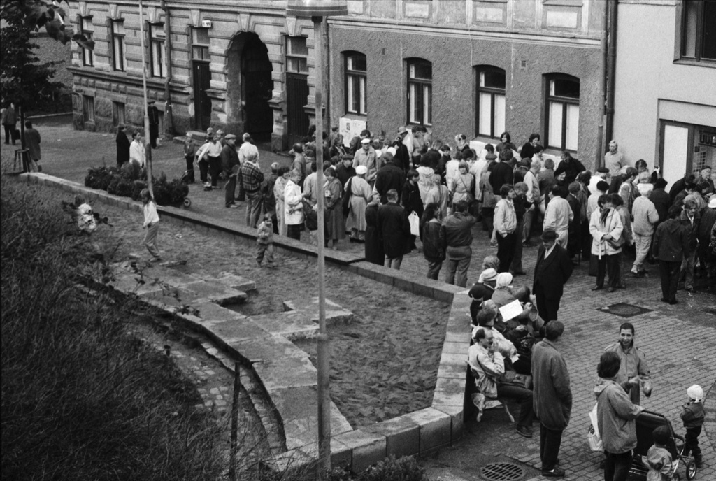Oikokatu. Asukastapahtuma Oikokadun pihakadulla. Ihmisiä kerääntyneenä Oikokatu 9:n ja 11:n edustalla olevien kirpputoripöytien ääreen. Kuvattu Siltavuorenpenkereeltä.