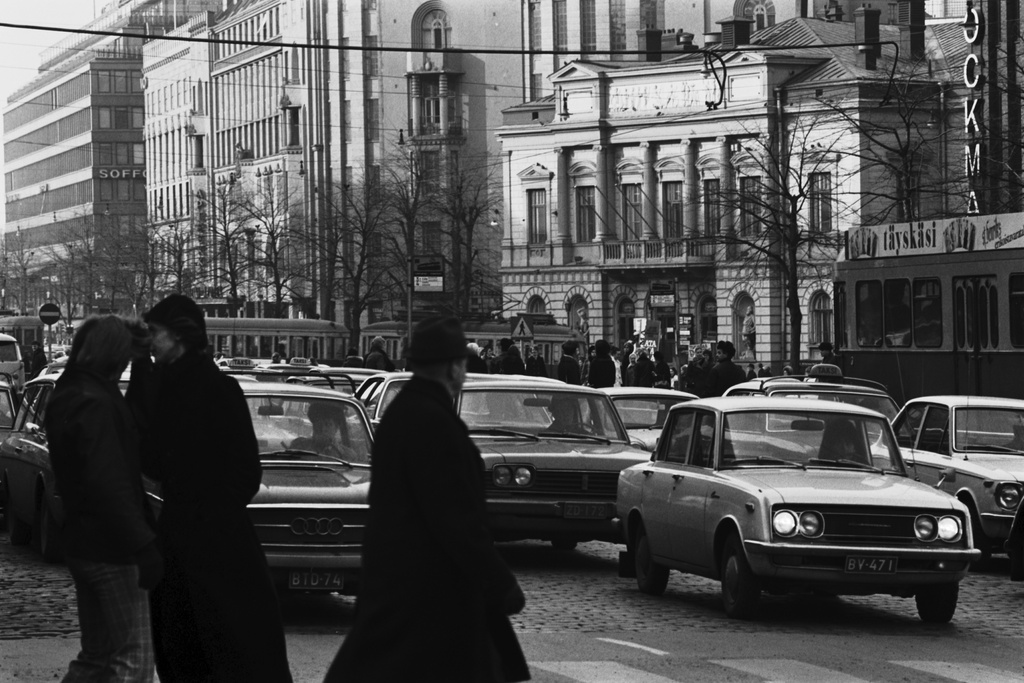 Kluuvi, Mannerheimintie. Liikennettä ruuhka-aikaan Mannerheimintien alkupäässä. Taustalla Uusi ja Vanha Ylioppilastalo. Näkymä Lönnrotinkadun kulmasta luoteeseen.