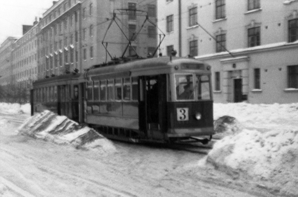 Linja 3:n raitiovaunu pysäkillä ns.Sipoon kirkon kohdalla, Läntinen Viertotie 50 (nyk.Mannerheimintie 76.) Taustalla Läntinen Viertotie 21, 19 (Mannerheimintie 29, 27.)