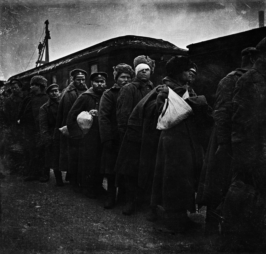 Ensimmäinen maailmansota. Haavoittuneita venäläisiä sotilaita Helsingin rautatieasemalla vuonna 1914.