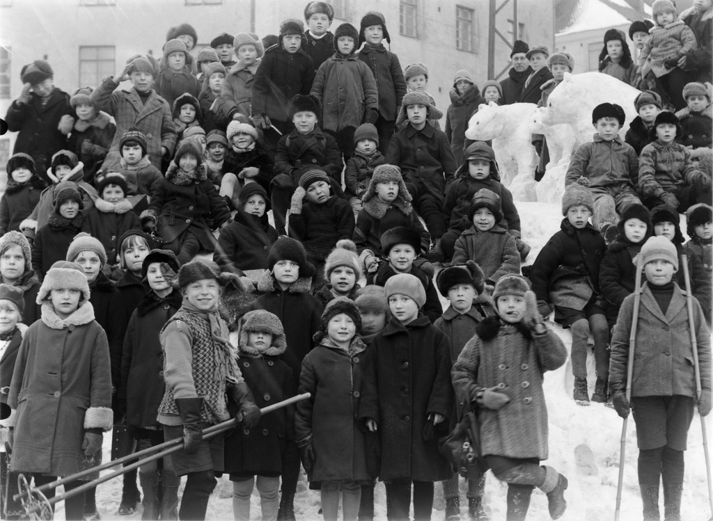 Agricolankadun lapset ryhmittyneenä kolmen lumesta tehdyn karhun ympärille.