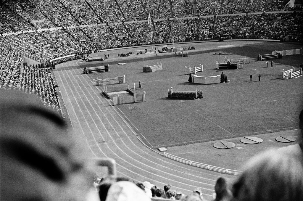Helsingin olympiakisat 1952, kisojen päätöspäivä. Esteratsastuskilpailu Olympiastadionilla.