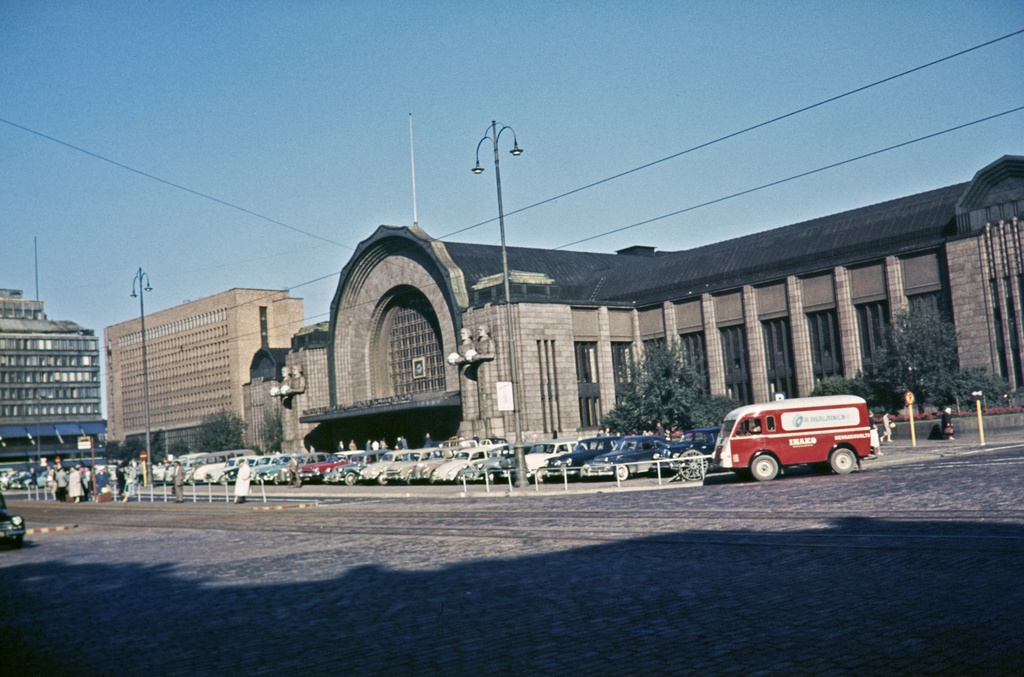 Rautatieasema, Kaivokatu 1. Raitiovaunupysäkki Kaivokadulla. Taustalla Postitalo ja Sokos-tavaratalo, Asema-aukio 5, 2.