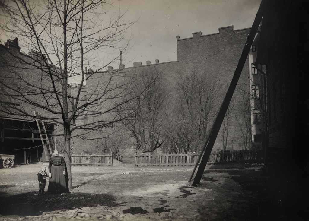 Bulevardi 3 - Yrjönkatu 9, Jenny Florinin talon piha. Kuvattu vuonna 1908 tai 1911.