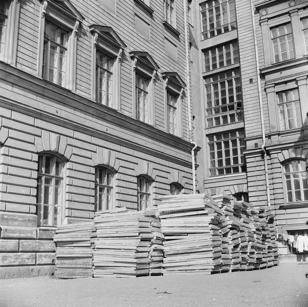 Helsingin olympialaiset 1952.  Olympialaisten yhteismajoitukseen toimitettuja sänkyjä Svenska Normallyceumin pihassa, Fabianinkatu 1.