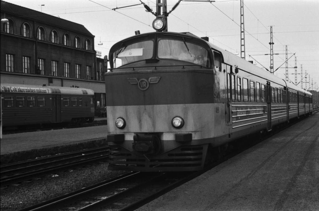 Helsingin rautatieasema. Junia Helsingin rautatieasemalla. VR-logo junan keulassa.
