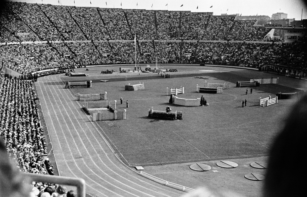 Helsingin olympiakisat 1952, kisojen päätöspäivä. Esteratsastuskilpailu Olympiastadionilla.