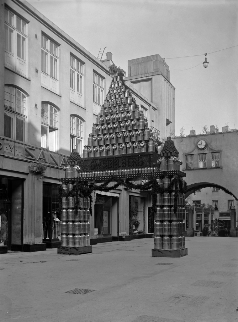 Suomalainen viikko 27.9.-4.10.1913. Oy G.W.Sohlberg Ab:n mainosrakennelma City-käytävässä Kaivokatu 8. Esillä mm. maitotonkkia ja säilykepurkkeja. City-käytävän liikkeistä kuvassa ovat Kirjapaino-osakeyhtiö Sana ja Ab Handskmagasinet "City" Gyllene Skinnet.  Vuonna 1912 perustettu Kotimaisen työn liitto (vuodesta 1992 Suomalaisen työn liitto) järjesti jo seuraavan vuonna ensimmäisen Suomalaisen viikon kotimaisen teollisuuden edistämiseksi.