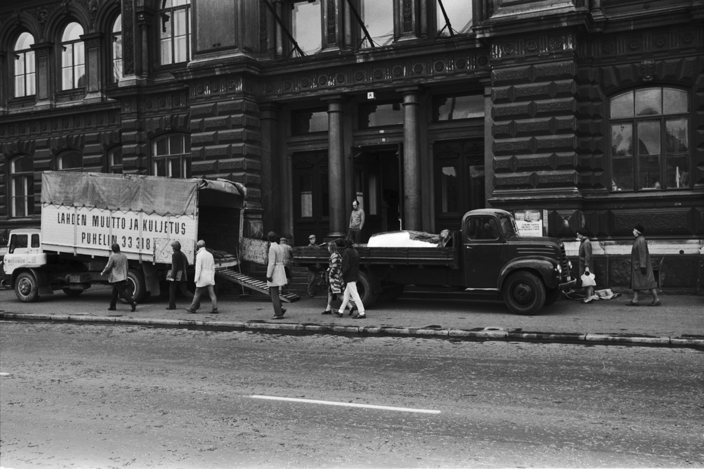 Kaivokatu 2. Veistoksia kuljettava Lahden muutto- ja kuljetusfirman kuorma-auto sekä avolava kuorma-auto Ateneumin taidemuseon sisäänkäynnin edessä kuvanveistonäyttelyn rakentamisen aikaan.