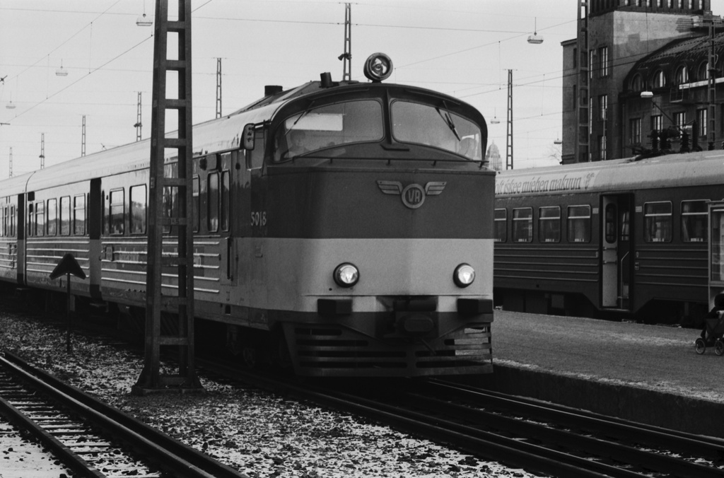Helsingin rautatieasema. Junia Helsingin rautatieasemalla.
