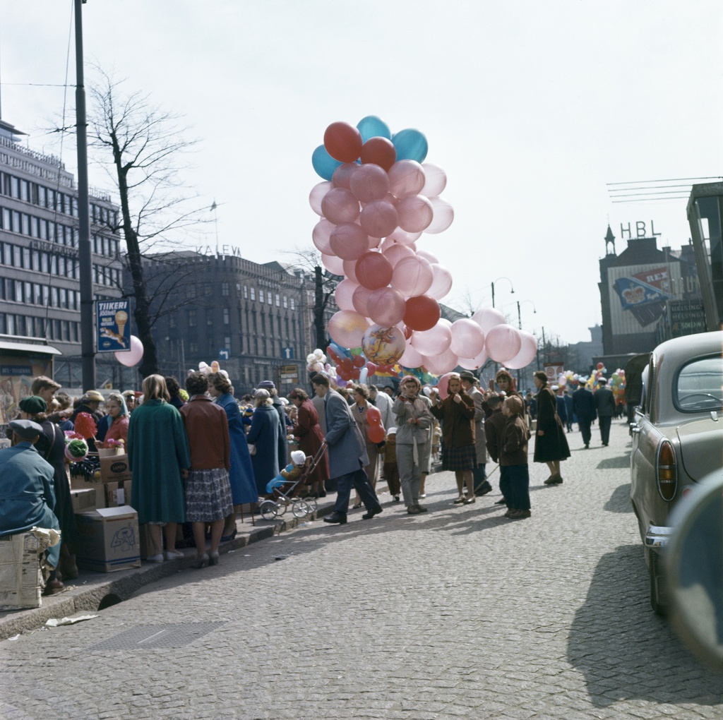 Vapun viettoa Lasipalatsin edustalla.