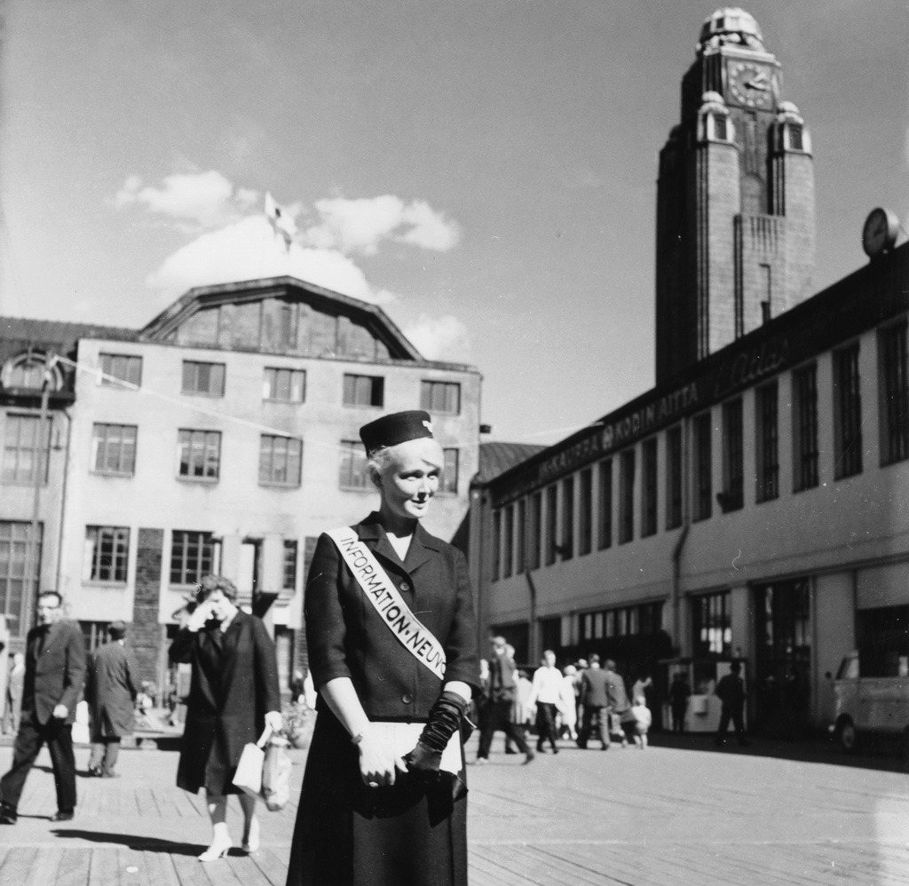 VR:n opas Helsingin rautatieasemalla.