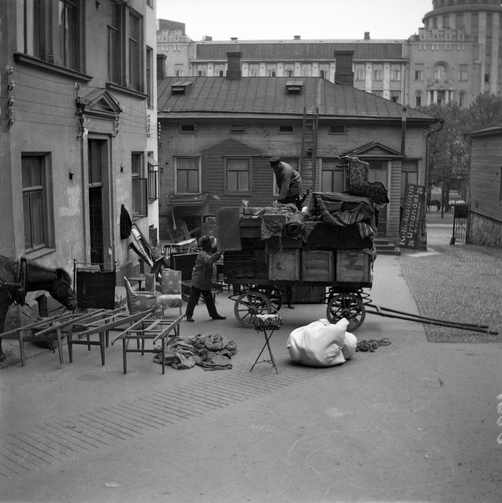 Muuttokuorma Läntisen Heikinkatu 24:n (=Mannerheimintie 20) pihassa. Kesäkuun 1. päivä oli Helsingissä yleinen muuttopäivä.