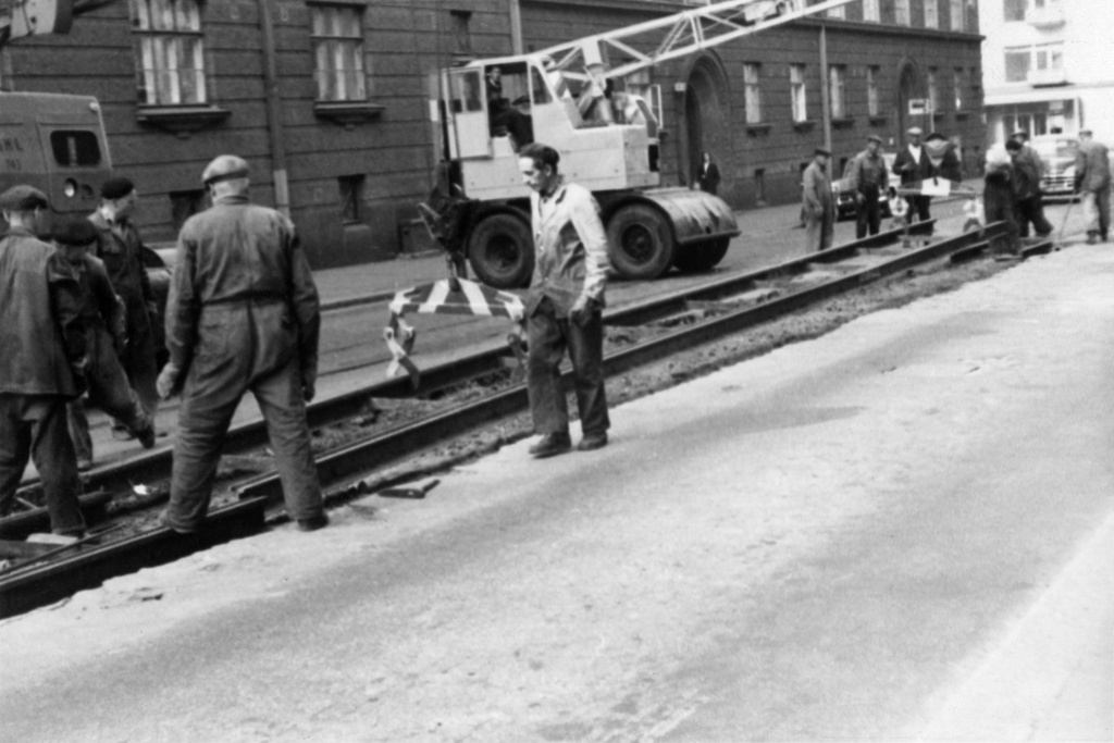 Raitiotien kiskojen muutostöitä Arkadiankadulla.