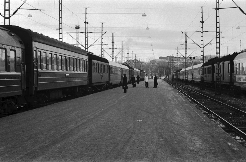 Helsingin rautatieasema. Näkymä Helsingin rautatieasemalta pohjoiseen. Asemalaiturilla ihmisiä, vasemmalla Leningradiin lähtevä juna.