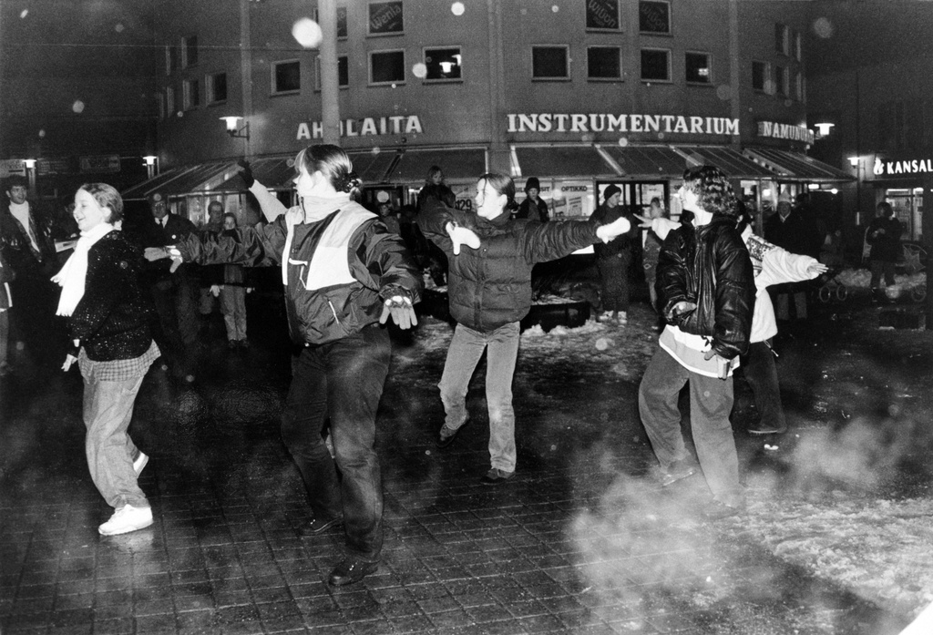 Diskotanssiesitys Kontulan 30-vuotispäivillä 1994. Taustalla Kontulan liikekeskuksen kauppaliikkeitä.